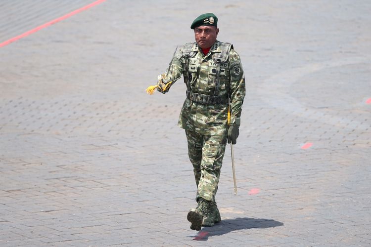 Pangkostrad Letnan Jenderal Edy Rahmayadi komandan upacara peringatan HUT ke-72 Tentara Nasional Indonesia di Dermaga Indah Kiat, Cilegon, Banten, Kamis (5/10/2017). Peringatan HUT TNI ini dimeriahkan latihan gabungan dengan menggunakan alutsista andalan dari masing-masing matra TNI, Angkatan Darat, Angkatan Laut, dan Angkatan Udara. KOMPAS IMAGES/KRISTIANTO PURNOMO
