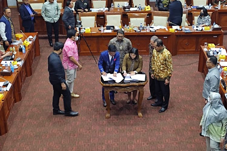 Komisi I DPR RI dan Menteri Komunikasi dan Informatika Johnny G Plate setuju agar RUU Perlindungan Data Pribadi dibawa ke rapat paripurna untuk disahkan menjadi UU di Gedung DPR, Senayan, Jakarta, Rabu (7/9/2022). 