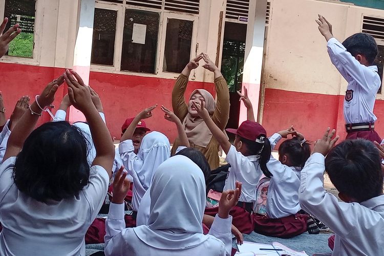 Suarana pembelajaran murid SDN Tanjungsari 3 Cianjur, Jawa Barat yang diselenggarakan di luar kelas, Senin (18/12/2023) akibat bangunan sekolah mereka ambruk.