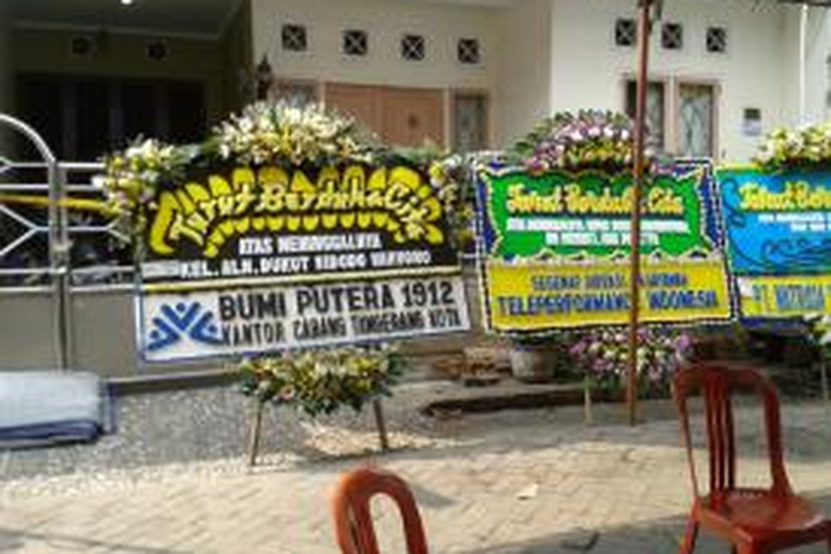 Karangan bunga yang diletakkan di depan rumah Dewi Febrian, mantan kekasih Ramadhan Gumilang alias Gugum. Karena sakit hati, Gugum tega membunuh ayah, ibu, dan adik Dewi di rumahnya, Selasa (29/4/2014).