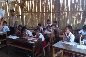 Menyalakan Harapan di Sekolah Tanpa Listrik dan Berlantai Tanah di Sumba Timur
