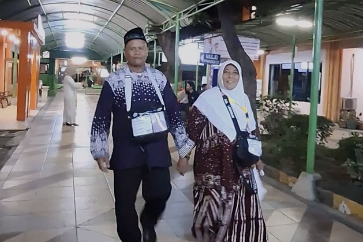 Calon jemaah haji kumpulkan uang dari mencari rumput, di Asrama Haji Embarkasi Surabaya (AHES), Selasa (14/5/2024)