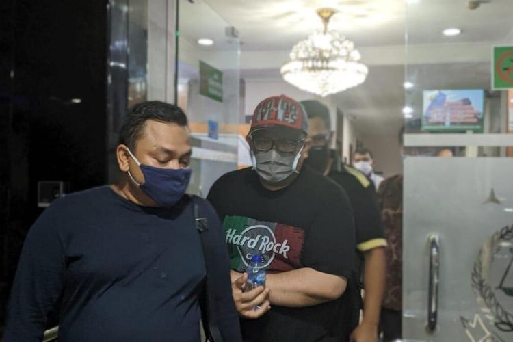 Mantan Dirut Transjakarta, Donny Andy Sarmedi Saragih (pakai baju hitam dan topi) saat ditangkap petugas, Jumat (4/9/2020)