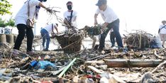 Pelindo dan DLH Semarang Kumpulkan 1,7 Ton Sampah di Pantai Tirang