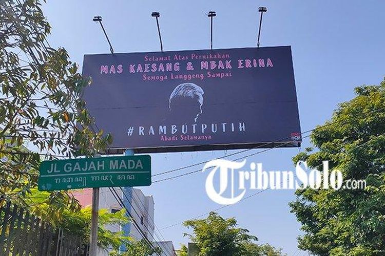 Billboard siluet mirip Ganjar Pranowo yang memberikan ucapan selamat atas pernikahan Kaesang dan Erina di Jalan Gajahmada Solo.