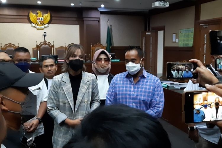 Nia Ramadhani dan Ardi Bakrie saat menghadiri sidang beragendakan tuntutan atas kasus narkoba yang digelar di Pengadilan Negeri Jakarta Pusat, Kamis (23/12/2021).