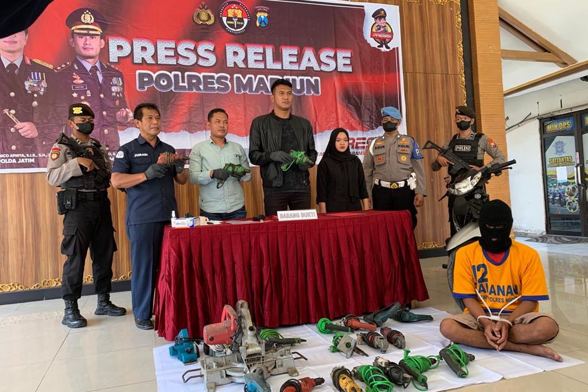 BARANG CURIAN—Tersangka ESP duduk didepan belasan alat yang dicurinya dari bengkel las di Desa Sendangrejo, Kecamatan Madiun, Kabupaten Madiun, Jawa Timur,