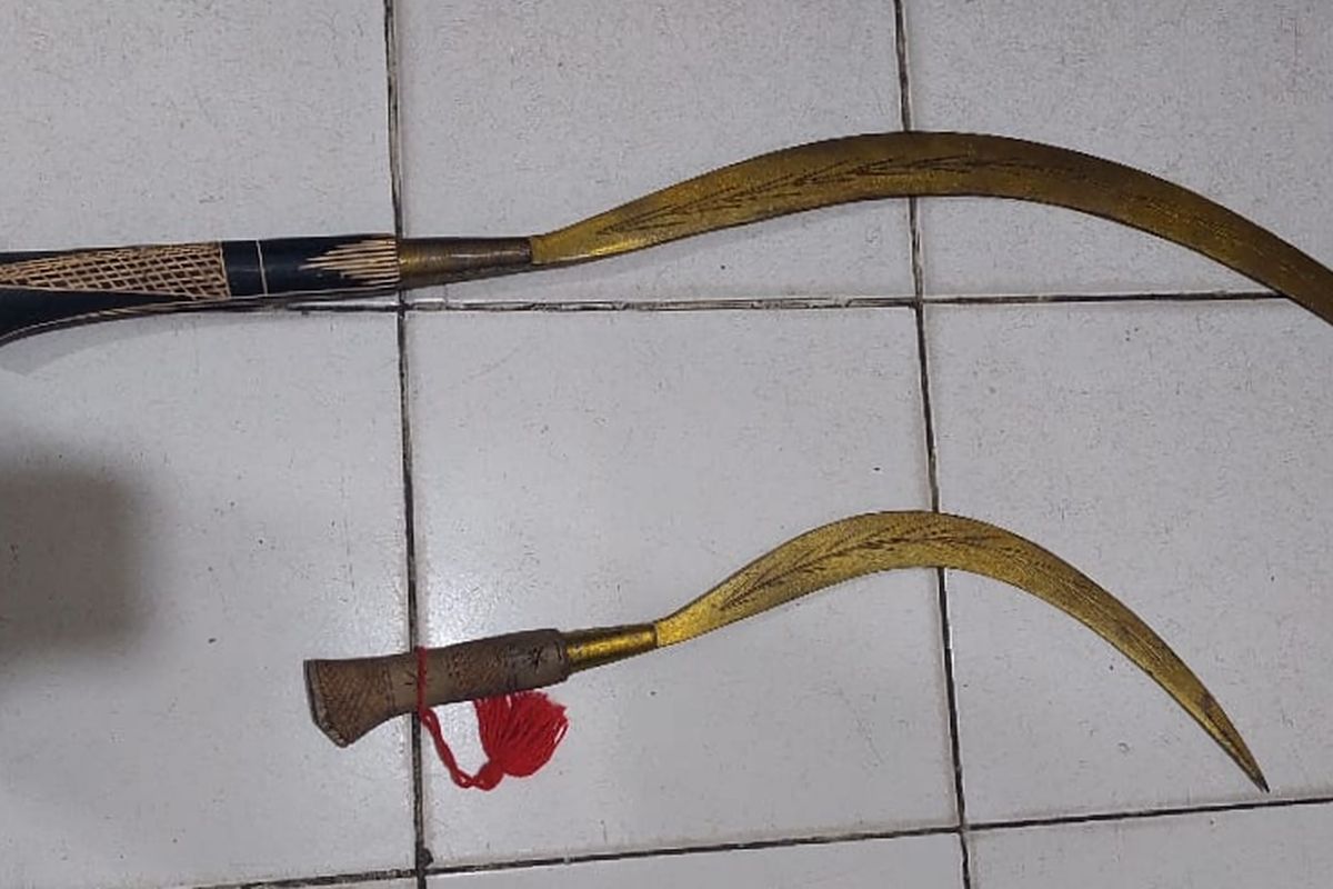 Polisi Polres Metro Tangerang kota berhasil mengamankan tiga orang pelajar yang membawa senjata tajam saat terlibat aksi tawuran, Minggu (9/10/2022).  Kejadian tawruan itu terjadi di Jalan KH Dewantoro, Kelurahan Gondrong, Kecamatan Cipondoh, Kota Tangerang, Banten pada dini hari yakni sekitar pukul 03.00 WIB.