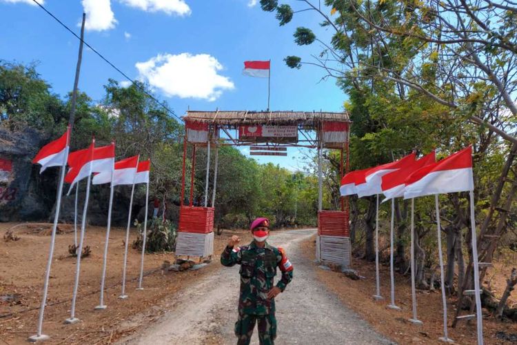 PHOTO:Rumah warga Desa Oeseli, Kecamatan Rote Barat Daya, Kabupaten Rote Ndao, Nusa Tenggara Timur (NTT) dicat merah putih.