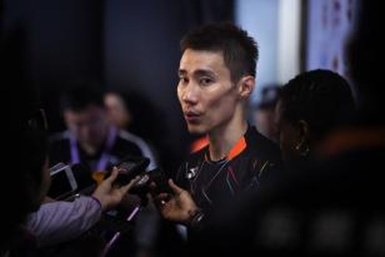 Pebulu tangkis Malaysia, Lee Chong Wei, berbicara kepada wartawan dalam wawancara setelah dia mengalahkan pemain Korea Selatan, Son Wan-ho, pada babak perempat final Piala Sudirman di Dongguan, Tiongkok, Kamis (14/5/2015).