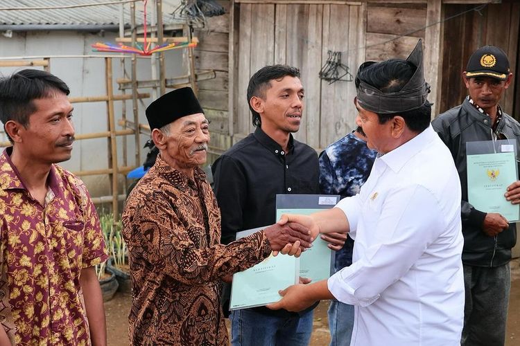 Menteri ATR/Kepala BPN Hadi Tjahjanto telah membagikan 30 sertifikat hasil redistribusi tanah kepada masyarakat di Kelurahan Sumberbrantas, Kecamatan Bumiaji, Kota Batu, Jawa Timur, pada Kamis (23/11/2023).
