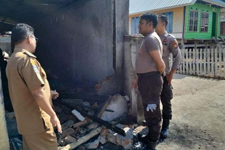 Kantor Desa Tua Nanga di Kabupaten Sumbawa Barat, NTB, hangus terbakar pada Senin (09/10/2023) 