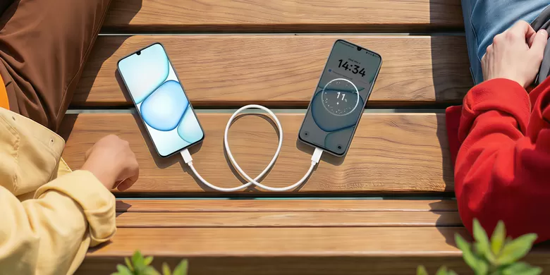 Realme C100 dibekali baterai 7.000 mAh, didukung fitur reserved charging dengan kabel, sehingga bisa jadi powerbank.