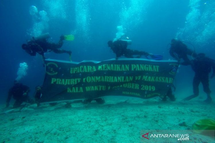 Suasana upacara pelantikan kenaikan pangkat yang digelar jajaran Lantamal VI di kedalaman laut 20 meter di kawasan Pulau Samalona, Makassar, Minggu (6/10/2019). 