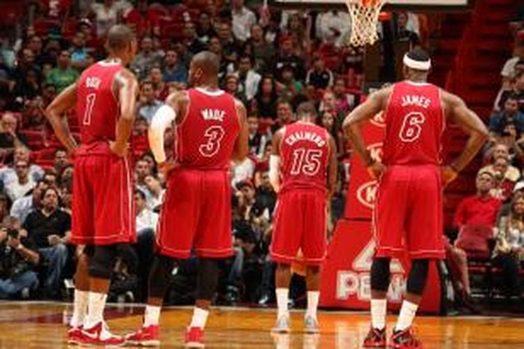 Para pemain Miami Heat, Chris Bosh (1), Dwyane Wade (3), dan LeBron James (6), menyaksikan rekan satu timnya, Mario Chalmers (15) yang akan melakukan tembakan bebas saat menghadapi Orlando Magic pada lanjutan kompetisi NBA di American Airlines Arena, Miami,  Sabtu (23/11/2013).