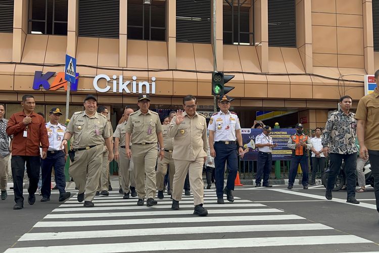 Gubernur DKI Jakarta Pramono Anung meninjau pelican crossing di Stasiun Cikini, Jakarta Pusat, Senin (15/9/2025).