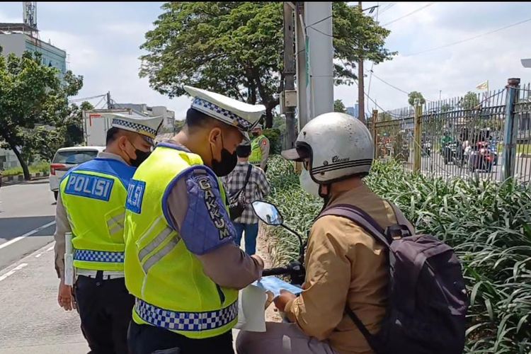 Operasi keselamatan jaya di Flyover Pesing, Jakarta Barat. 