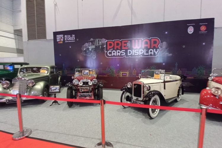 Deretan mobil klasik zaman perang mejeng di booth Pre War Cars Display di Indonesia International Motor Show (IIMS) 2023