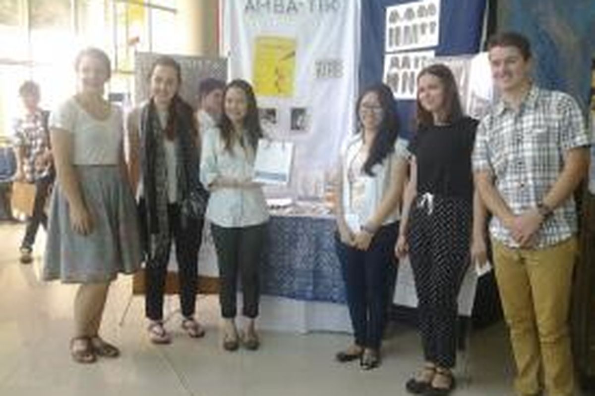 Mahasiswa Universitas Multimedia Nusantara dan University Technology Sydney menggelar pameran batik Betawi di Campus Hall UMN, Tangerang, Senin (21/7/2014).