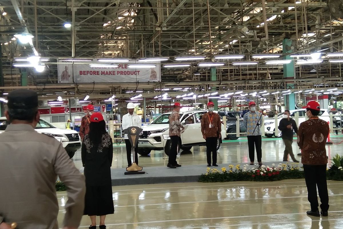 Presiden Joko Widodo melepas ekspor mobil pertama Indonesia ke Australia di PT Toyota Motor Manufacturing Indonesia (TMMIN) di Karawang International Industrial City (KIIC), Karawang, Jawa Barat, Selasa (15/2/2022).