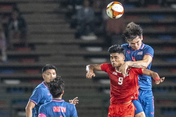 Pesepak bola Timnas Indonesia U-22 Ramadhan Sananta (kedua kanan) berebut bola di udara dengan pesepak bola Timnas Thailand Jonathan Khemdee (kanan) saat pertandingan Final Sepak Bola SEA Games 2023 di National Olympic Stadium, Phnom Penh, Kamboja, Selasa (16/5/2023). ANTARA FOTO/M Agung Rajasa/rwa.