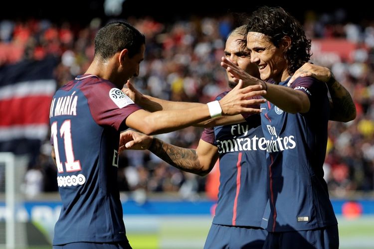 Penyerang Paris Saint-Germain asal Uruguay, Edinson Cavani (kanan), melakukan selebrasi bersama rekan-rekannya, termasuk Angel di Maria (kiri), usai mencetak gol ke gawang Amiens SC dalam pertandingan pekan pertama Liga Perancis di Parc des Princes, Paris, Sabtu (5/8/2017).
