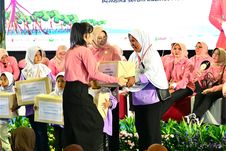 Kick Off Program Laut Sebasah, Kemensos Salurkan Bantuan untuk Warga Muara Kamal