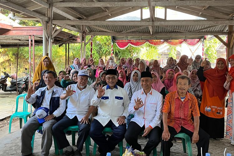 Pasangan cagub dan cawagub Jawa Barat nomor urut 3 Ahmad Syaikhu dan Ilham Habibie (ASIH) menekankan pentingnya solusi untuk mengatasi kelangkaan pupuk yang sering dihadapi petani. 