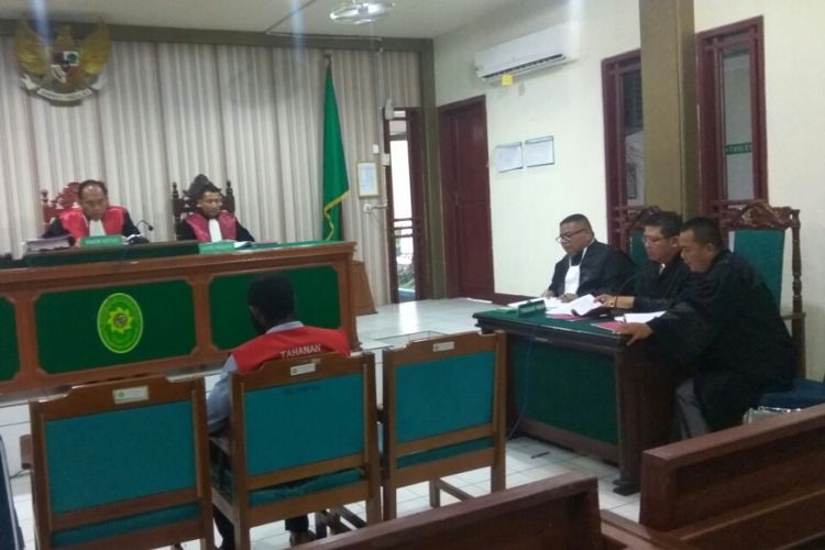 Sidang dengan agenda pembacaan nota pembelaan yang disampaikan Kuasa Hukum Frantinus Nirigi dala  persidangan yang digelar di Pengadilan Negeri Mempawah, Kalimantan Barat (15/10/2018)
