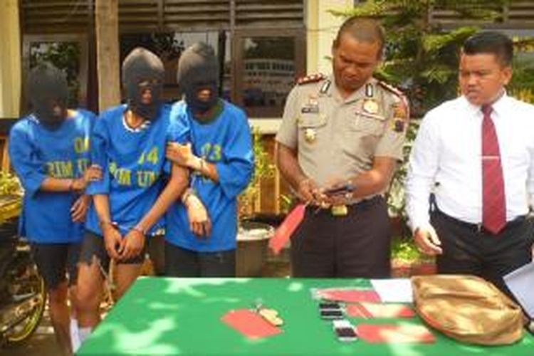 Tiga begal yang beraksi di kawasan alun-alun Bung Karno, Kalirejo, Ungaran, Jawa Tengah, Minggu (11/10/2015), dilumpuhkan karena melawan saat akan ditangkap. Seorang polisi terluka kena bacokan saat berusaha meringkus ketiganya.