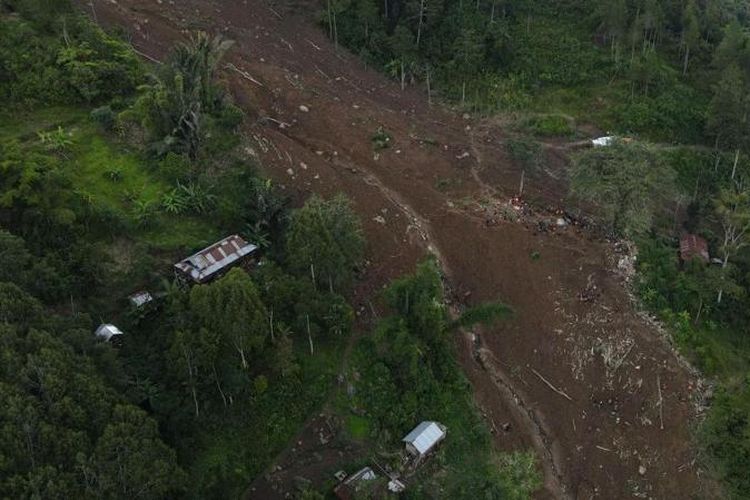 Foto udara area terdampak tanah longsor di Palangka, Kelurahan Manggau, Kecamatan Makale, Kabupaten Tana Toraja, Sulawesi Selatan, Senin (15/4/2024).