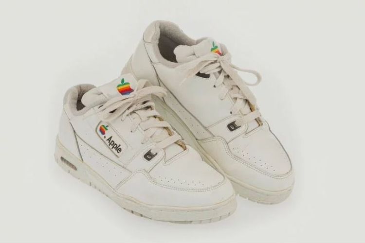 Sepasang sepatu Apple klasik langka dijual seharga  9.687 dollar AS pada lelang 