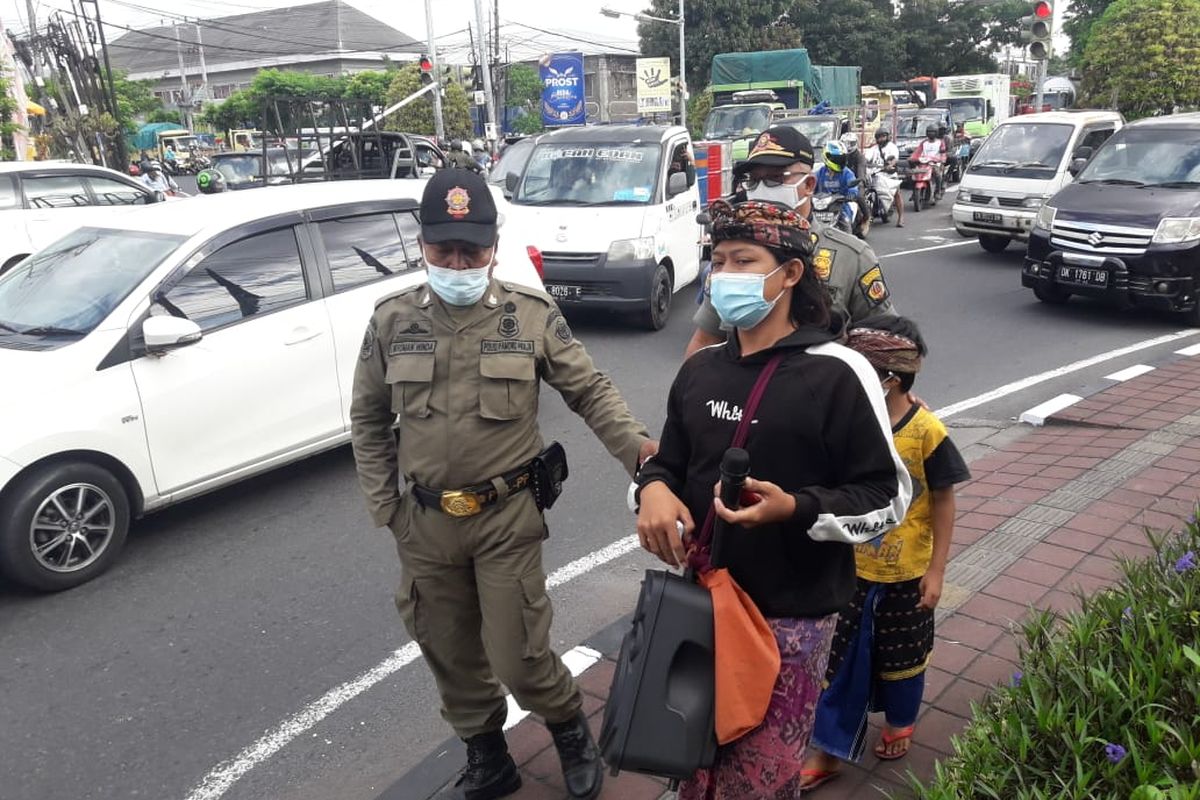 Satpol PP merazia pengamen di Kota Denpasar yang menggunakan busana adat Bali.