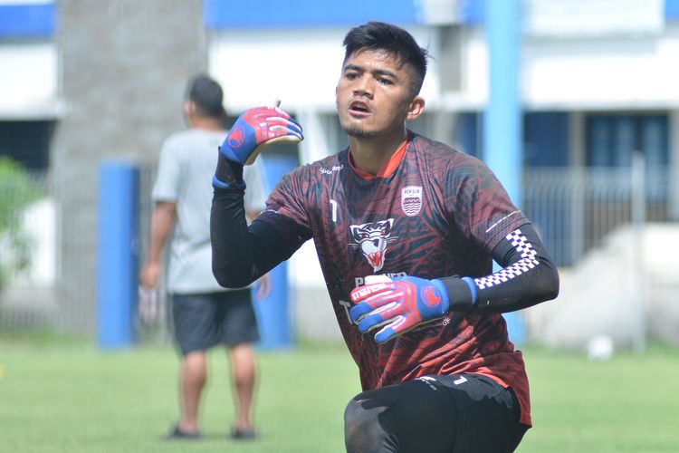 Penjaga gawang Persib Fitrul Dwi Rustapa berlatih di Stadion Persib, Sidolig, Bandung, dalam persiapan menghadapi babak perempat final Piala Presiden 2022.