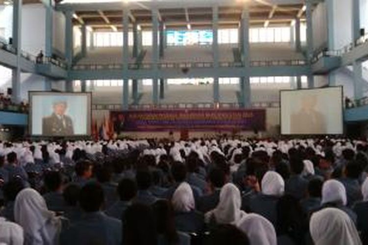 Ribuan mahasiswa baru, angkatan 2015, Universitas Pendidikan Indonesia (UPI) sedang mengikuti kuliah dari Presiden keenam Republik Indonesia, Susilo Bambang Yudhoyono (SBY) di Aula Gymnasium, Kampus UPI, Jalan Setiabudi, Bandung, Jawa Barat, Rabu (2/9/2015). 