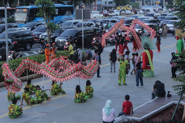Suasana pertunjukan Liong, Tanjidor dan Gambang Kromong di trotoar Taman Dukuh Atas, Setia Budi, Jakarta Pusat, Kamis (23/1/2020). Pemerintah Provinsi (Pemprov) DKI Jakarta berkolaborasi dengan sejumlah komunitas kesenian guna menyemarakan perayaan Imlek 2571.