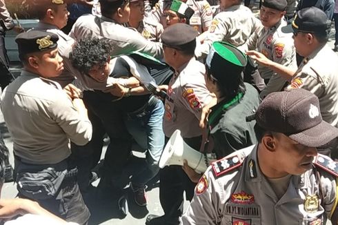 Demo di Kantor Gubernur NTB, Mahasiswa Adu Jotos dengan Polisi