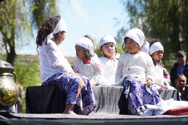 Kayang Ayuningtiyas Nugroho (tengah) sebelum menjalani ritual potong rambut gembel, Minggu (4/8/2019).