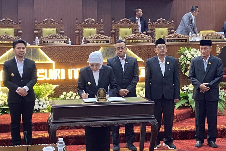 Di Paripurna DPRD, Khofifah Paparkan Capaian RKPD Jatim Capai 98,33 Persen