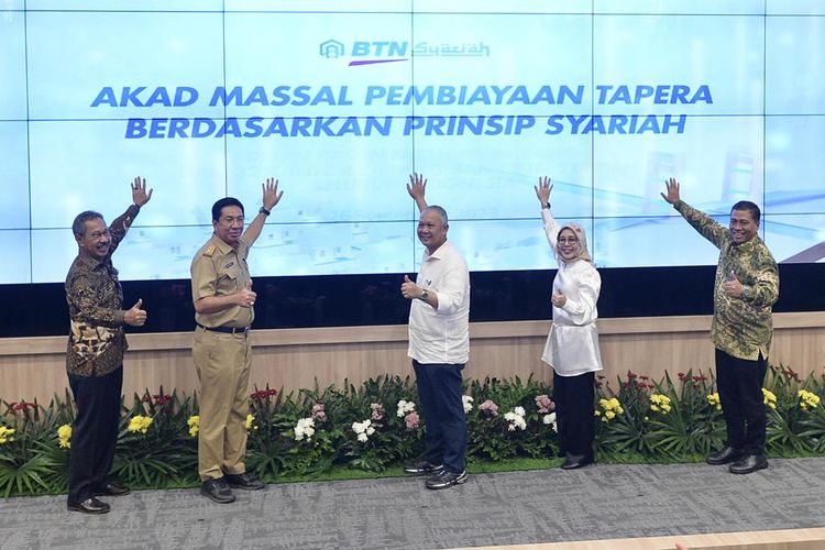 BTN Syariah bekerjasama dengan BP Tapera menggelar Akad Massal KPR Syariah bagi 2.300 unit rumah secara serentak di seluruh Indonesia. Gelaran akad massal ini dipusatkan di Universitas Islam Negeri (UIN) Raden Fatah, Palembang, Sumatera Selatan, Selasa (26/9/2023). 


