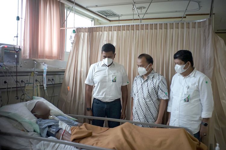 Direktur Utama BPJAMSOSTEK Anggoro Eko Cahyo menjenguk Agung, pengendara ojol yang menjadi korban tabrak lari, di RS Siloam Surabaya, Jawa Timur, Jumat (4/3/2022).

