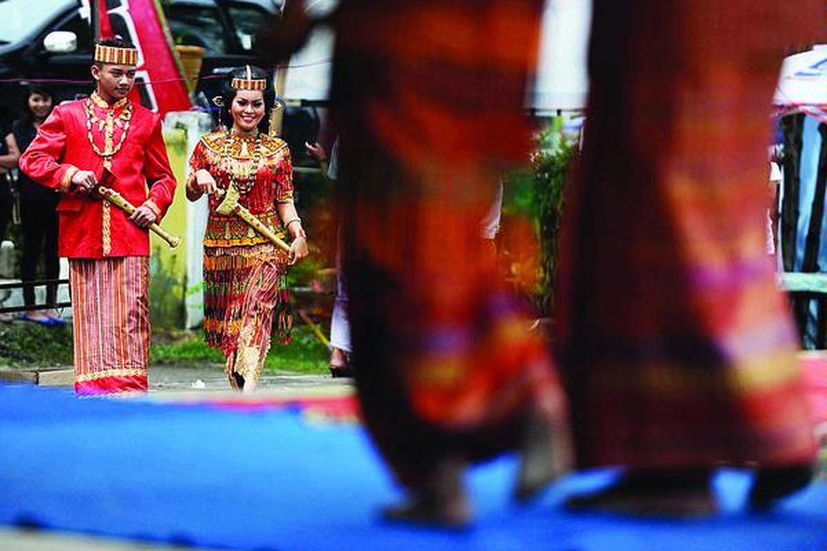 Para siswa menggunakan pakaian adat saat pameran busana pengantin Toraja di Makale, Kabupaten Tana Toraja, Sulawesi Selatan, Rabu (26/12). Pameran diikuti seluruh kecamatan di Kabupaten Tana Toraja, dan bertujuan untuk menggali serta memperkenalkan busana khas Toraja kepada wisatawan.