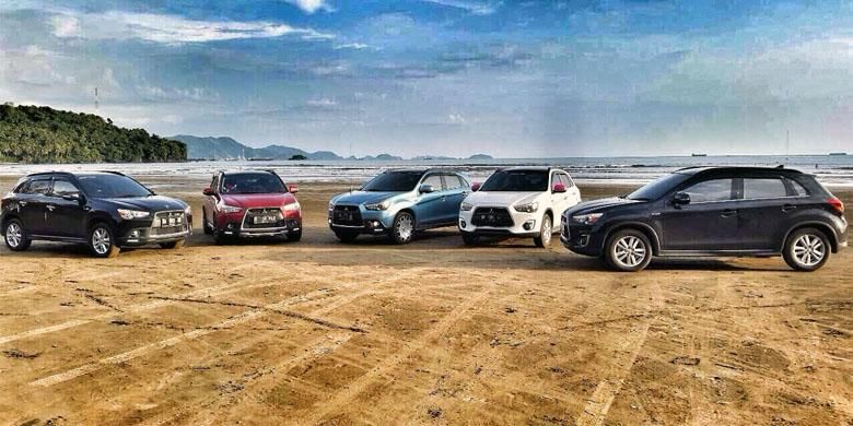 Rombongan Mitsubishi Outlander Sport Indonesia (MitOSI) Jelajah Sumatera ke Bukittinggi berpose di pantai.