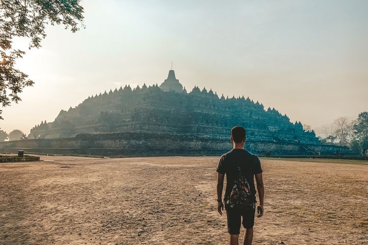 Ilustrasi Candi Borobudur.