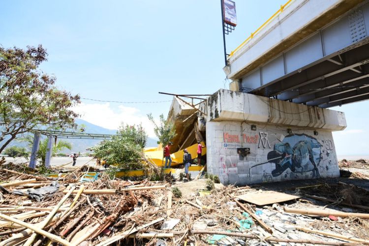 Kondisi Jembatan Palu IV atau Jembatan Kuning pasca gempa dan tsunami, Senin (1/10/2018)