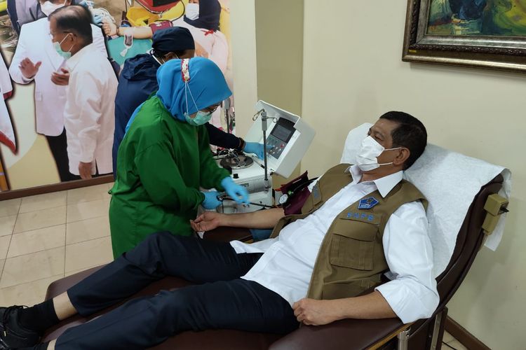 Kepala Badan Nasional Penanggulangan Bencana (BNPB), Doni Monardo mendonasikan plasma konvalesen pada Senin (1/3/2021).