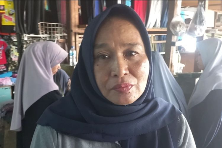 Rina (54), penjual perhiasan di Pasar Kutabumi, Kecamatan Pasar Kemis, Kabupaten Tangerang. Saat itu, Rina memberikan kesaksian perihal bentrokan yang terjadi di Pasar Kutabumi.