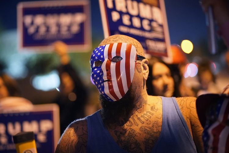 Pendukung Presiden Donald Trump memprotes pemungutan suara Nevada di depan Departemen Pemilihan Clark County, Rabu, 4 November 2020, di Las Vegas.