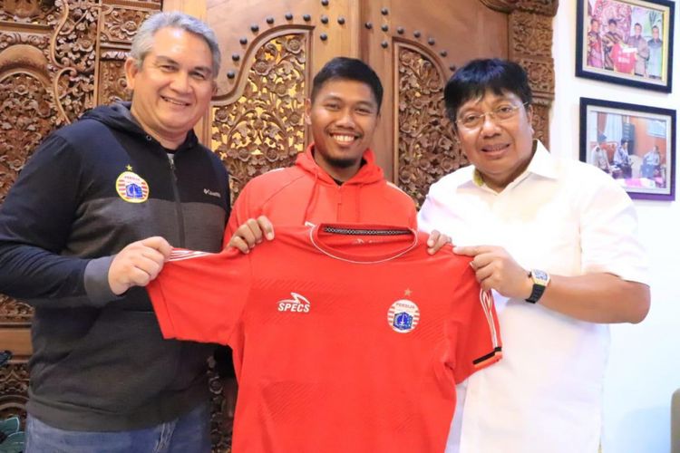 Mantan pemain Persib Bandung, Tony Sucipto, resmi bergabung dengan Persija Jakarta untuk musim 2019. 