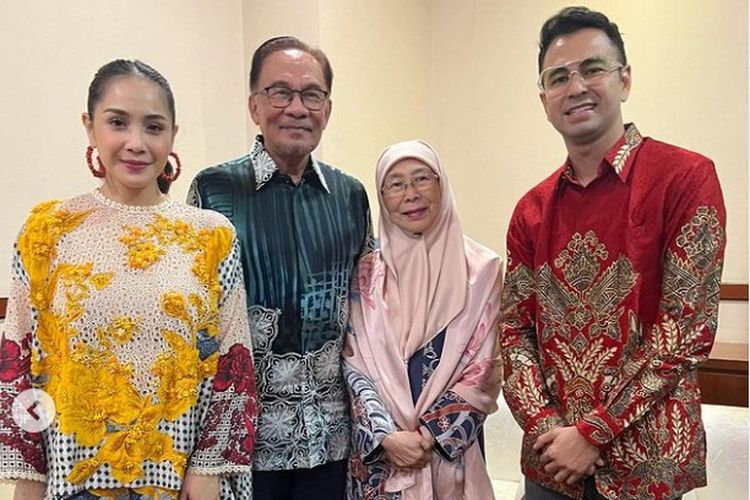 Presenter Raffi Ahmad didampingi Nagita Slavina bertemu dengan Perdana Menteri Anwar Ibrahim yang didampingi istrinya Wan Azizah Wan Ismail di Jakarta, Selasa (5/9/2023). 